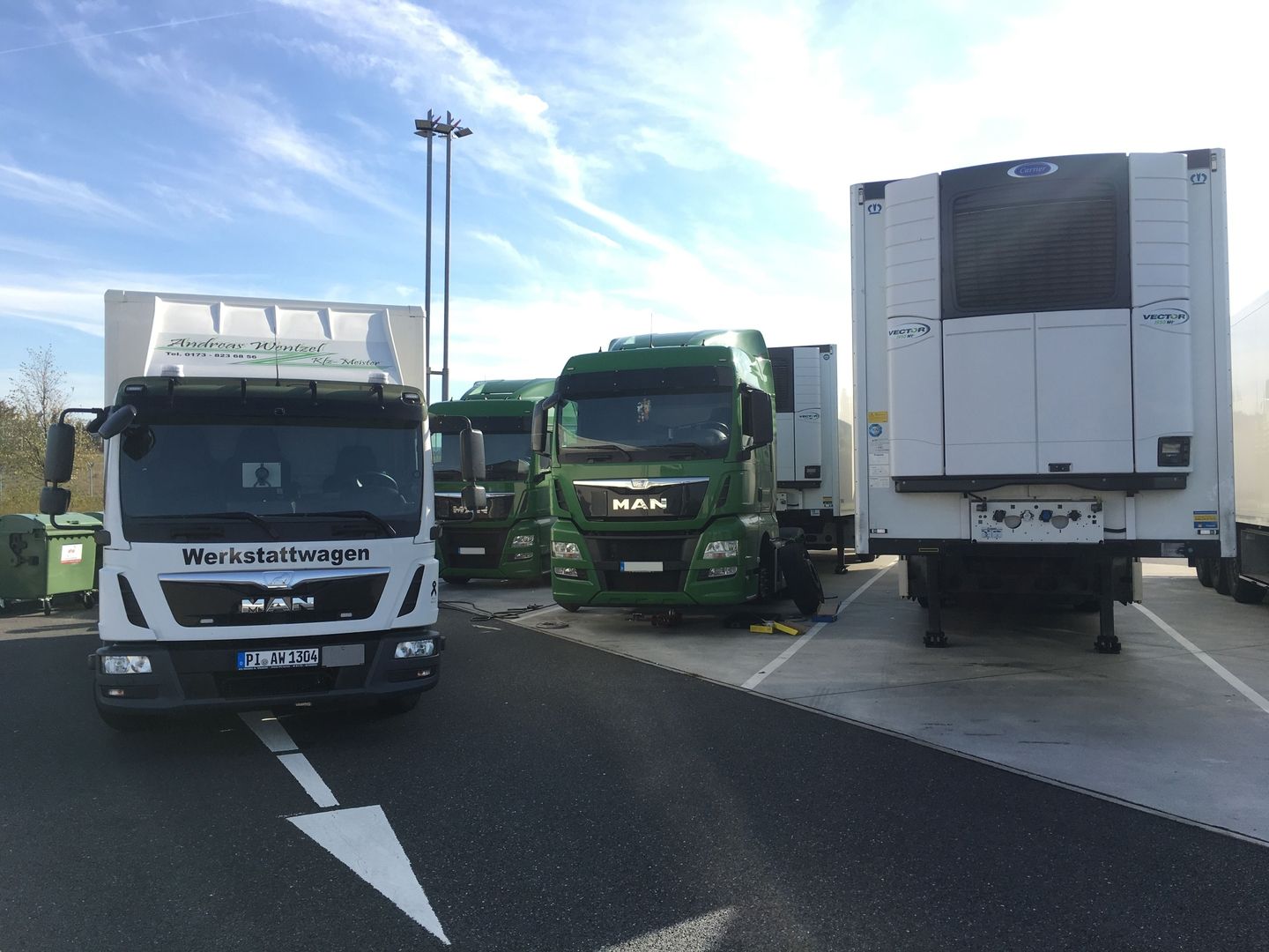 Mehrere Lkw auf einem Rastplatz