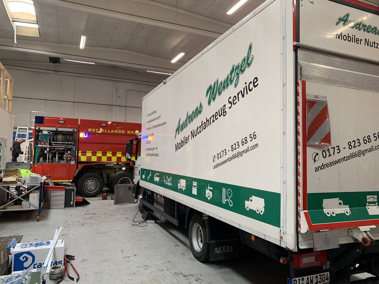 Ein Feuerwehrauto und ein weißer LKW