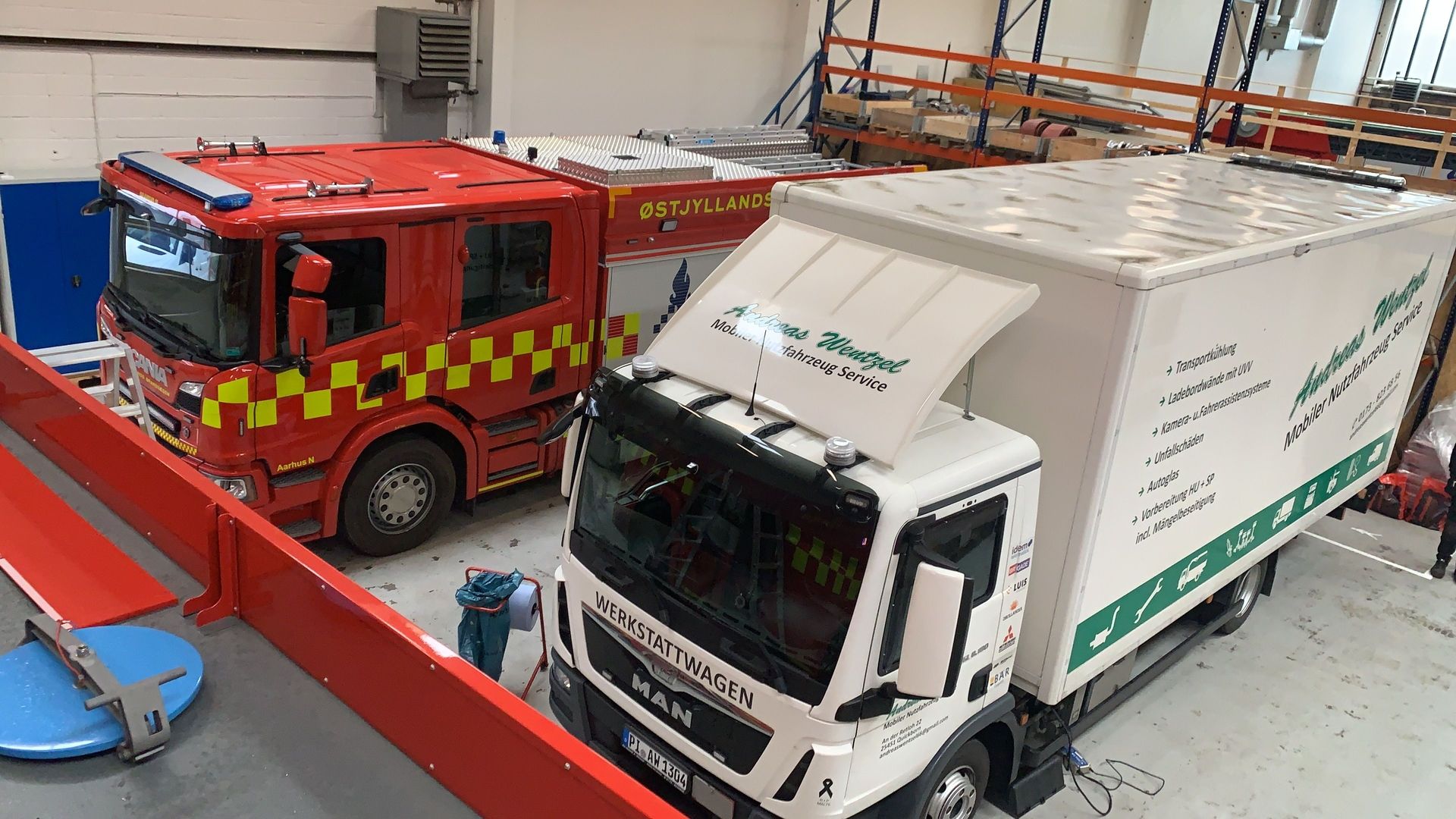 Ein Feuerwehrauto und ein weißer LKW